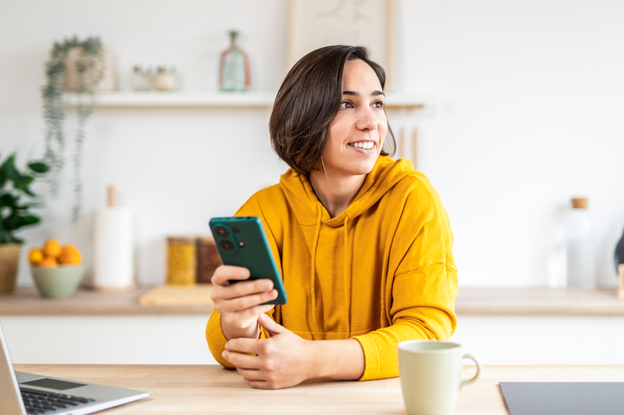 2602_CBHS_website_blogbanner_900x500px_2 woman_with_her_phone